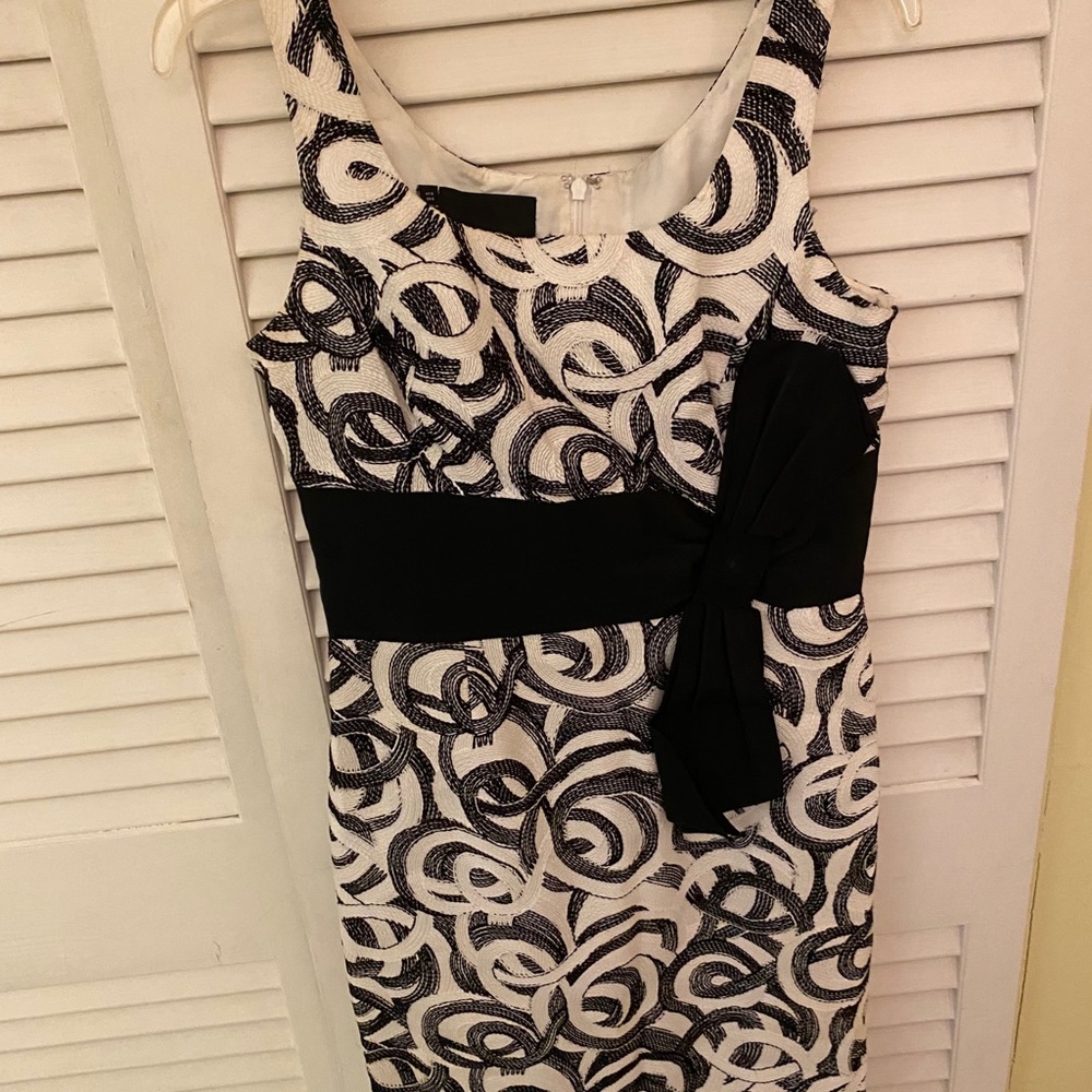 Carlisle black and white jacquard swirl